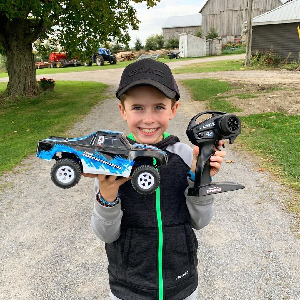 Traxxas's tweet photo. Unboxing your 1st #RC car?? Hard to forget the feeling. 😊
Tell us about YOUR 1st #Traxxas! 👋🏼

#LaTraxPrerunner [[Model # 76064-5]]
#FastestNameInRadioControl
#TraxxasFanPhoto 📸: landonsfarmfun https://t.co/fjKsdpjqlH