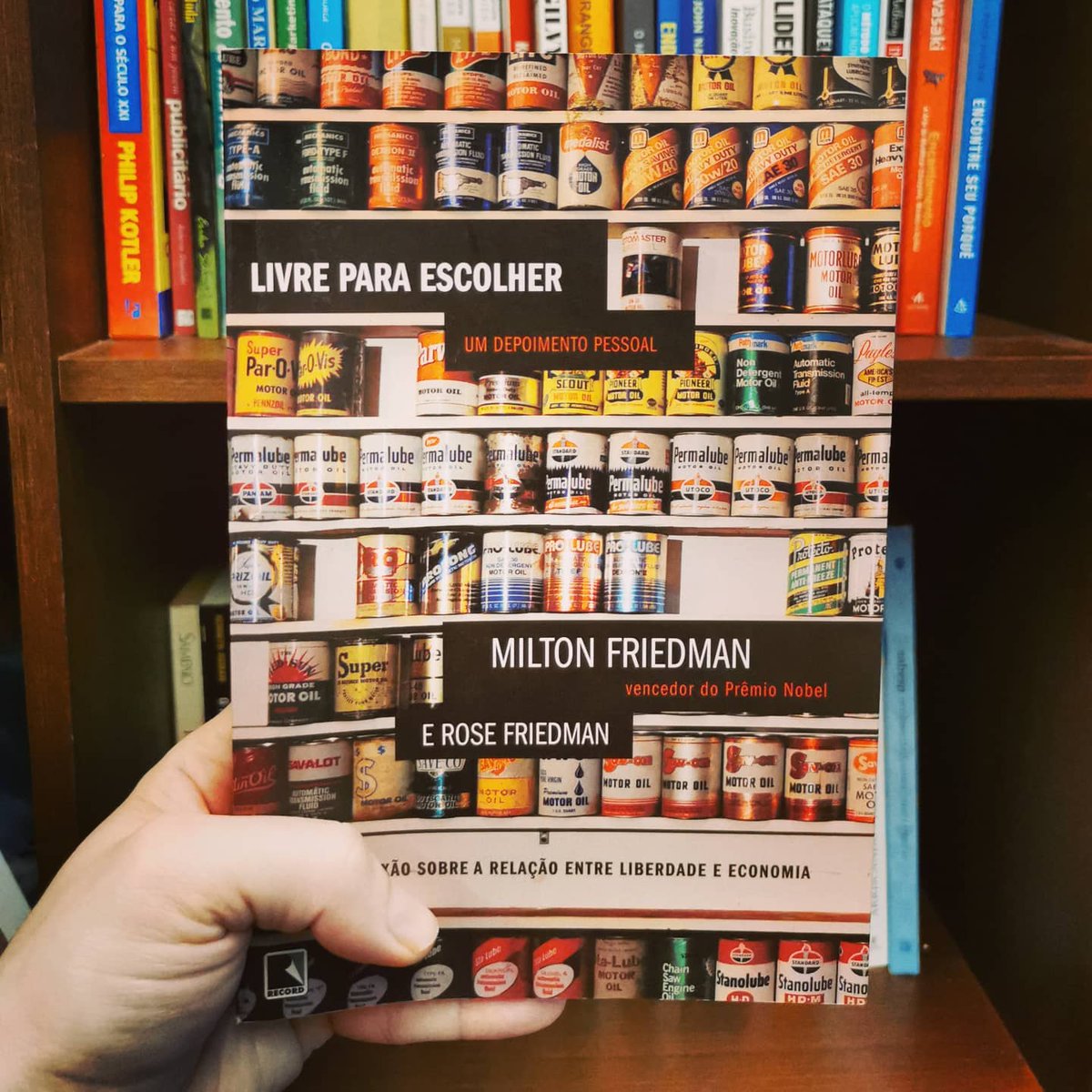 Manalais's tweet photo. Num momento que tanto se discute a atuação do Estado na economia, "Livre para Escolher" de Milton Friedman é um banho de conhecimento sobre quão nefastos são os efeitos de um Governo intervencionista e paternalista. É impressionante ver um livro de 1979 tão atual hoje. https://t.co/5Mk0kMRXX5