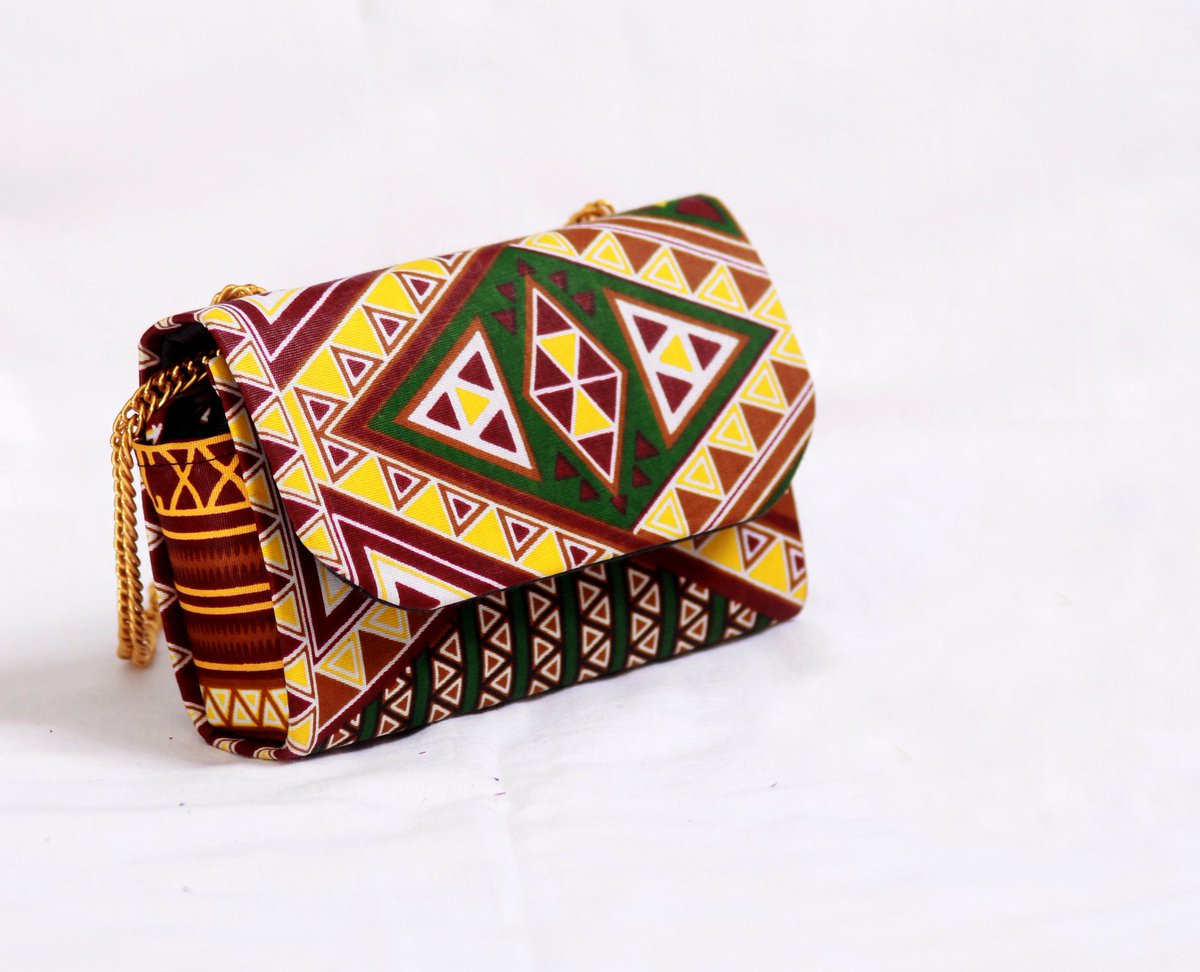 Afrishop237's tweet photo. Hello les amoureu(es)x du made in Cameroun.
Nous revenons avec un accessoire qui apportera un autre style à votre look 😉👌🏽 .
Il est Petit, discret et pratique pour toutes vos balades.
Avec notre KOURA Bag sentez vous différente! 💃🏽
#Afrishop237 #inikocollection #kourabag https://t.co/MESWDA0fEt