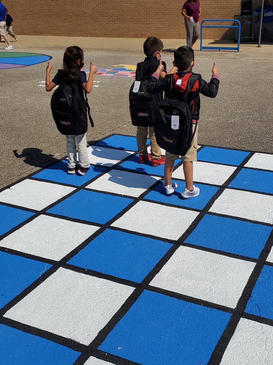 MsLeeShields's tweet photo. Reagan Elementary students received brand new backpacks with joy! @dallasschools @JohnHReaganEle1 https://t.co/vBr3iiiJ7s