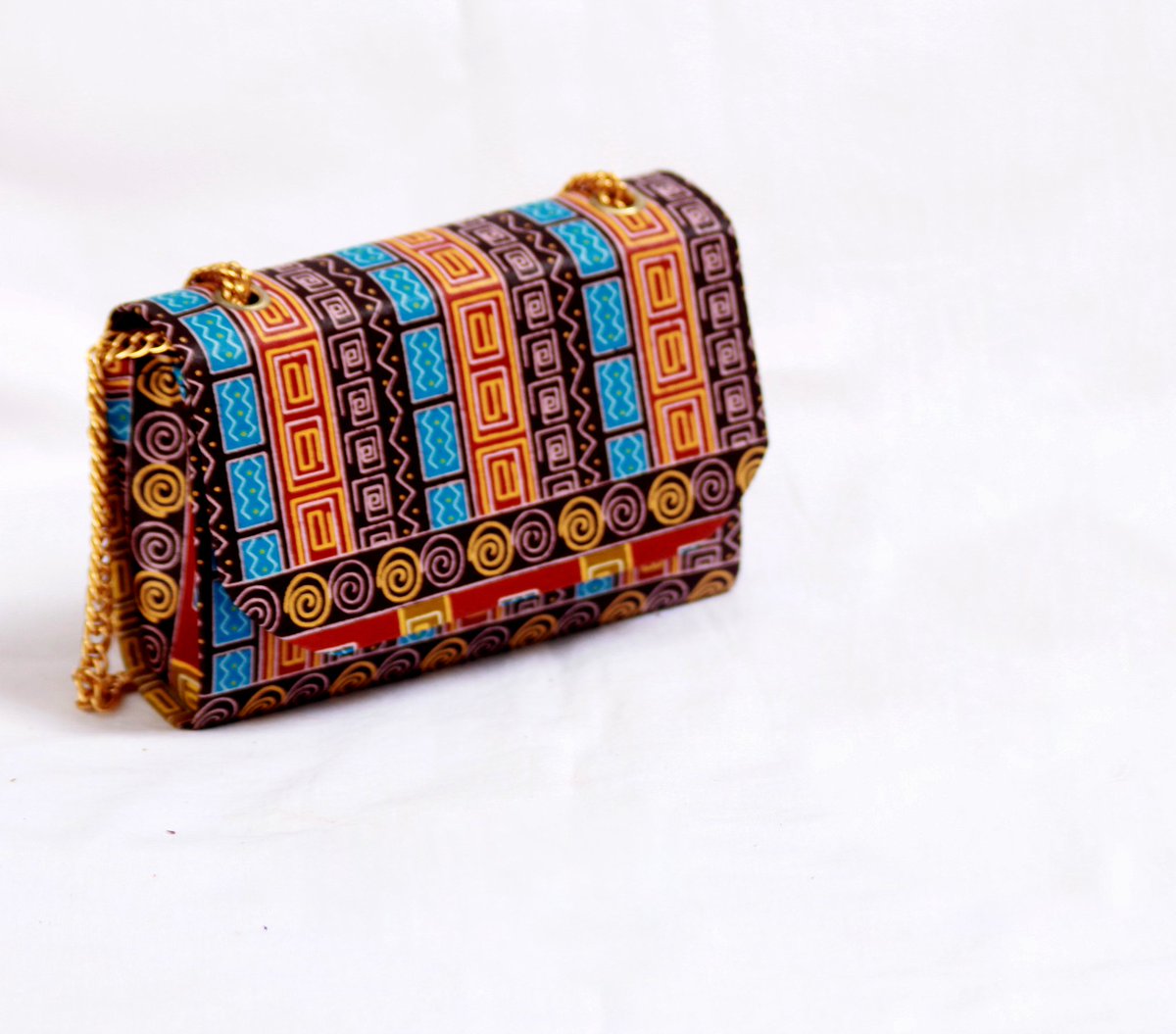 Afrishop237's tweet photo. Hello les amoureu(es)x du made in Cameroun.
Nous revenons avec un accessoire qui apportera un autre style à votre look 😉👌🏽 .
Il est Petit, discret et pratique pour toutes vos balades.
Avec notre KOURA Bag sentez vous différente! 💃🏽
#Afrishop237 #inikocollection #kourabag https://t.co/MESWDA0fEt