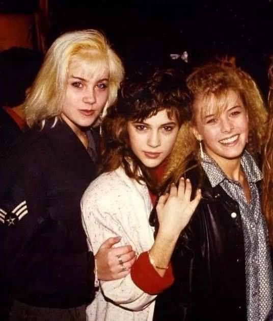 TV actresses Christina Applegate, Alyssa Milano and Nicole Eggert hanging out in Hollywood back in 1988. 📺