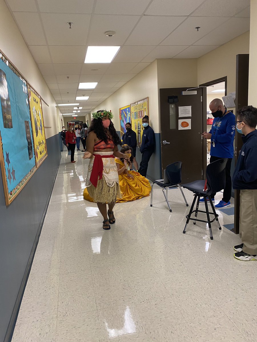 RCSCSEAGLESSOAR's tweet photo. Spirit Week at RCSCS off to a great start. Disney friends popped in to visit our kiddos.  #csusaproud @rwindlerfreitag @EddieRuiz531 @drdchristiansen @CSUSAJonHage https://t.co/oJadugazgD