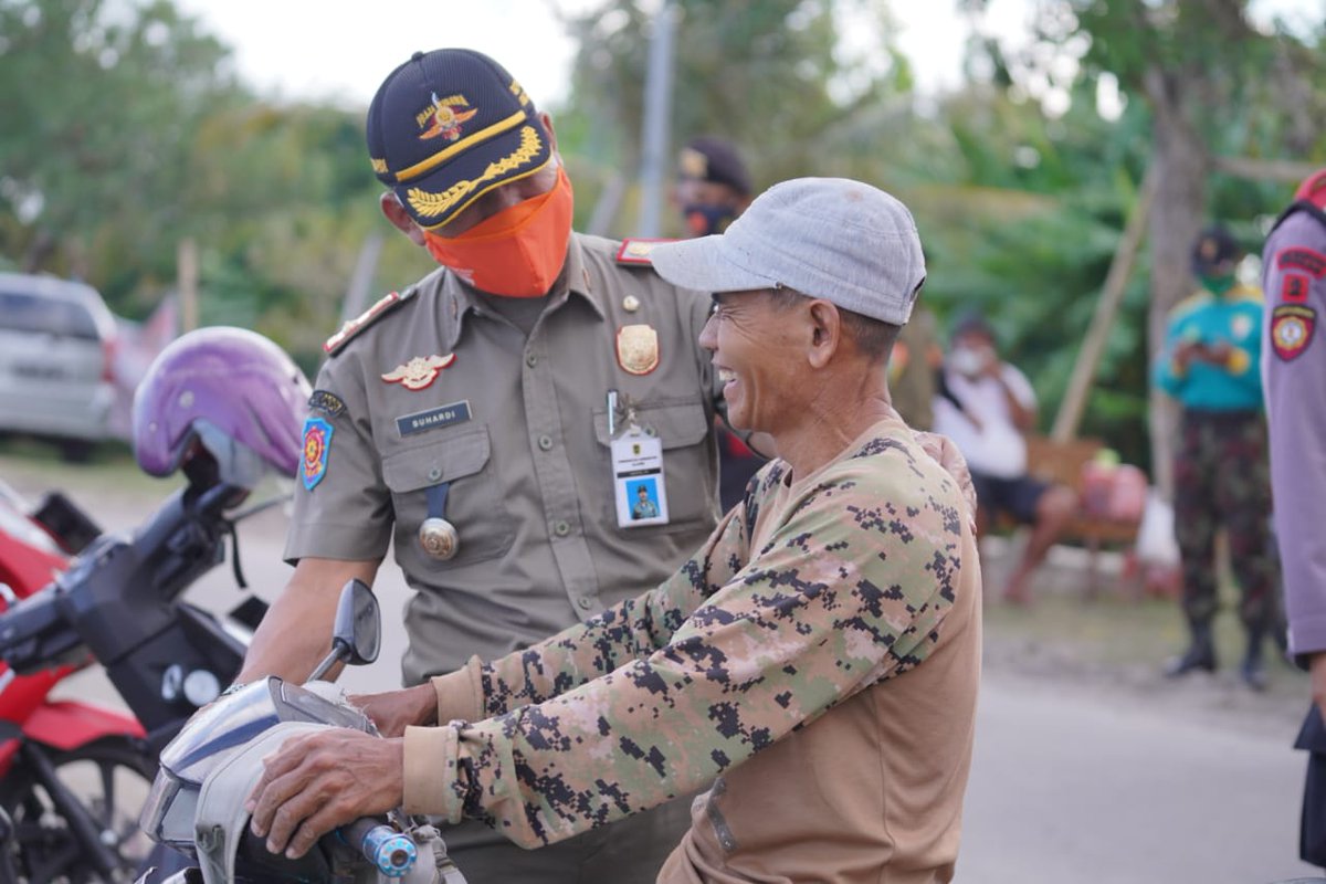 “Operasi masker sore ini di objek wisata Rowo Jombor yang bertujuan untuk menekan perkembangan covid-19 di Klaten dan mengajak masyarakat untuk tetap mematuhi protokol kesehatan” ujarnya.