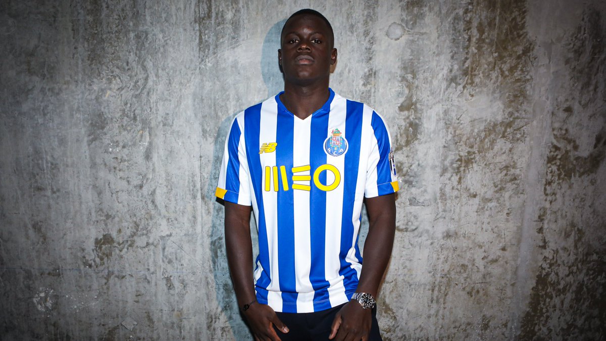 FCPorto's tweet photo. Malang Sarr, o novo Dragão 🐉

#FCPorto #NaçãoPorto #BemvindoSarr https://t.co/ELKQJrDTDk