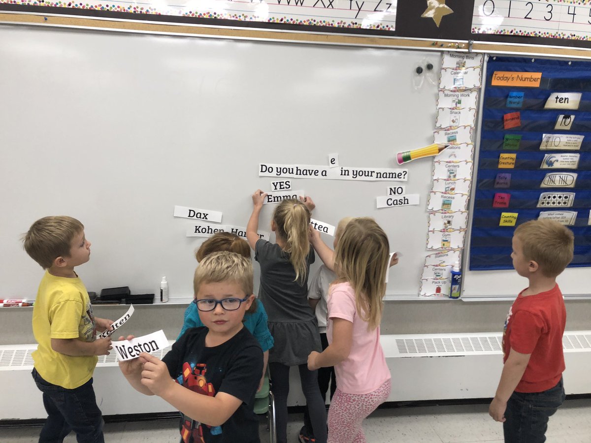 _RachelWarren's tweet photo. Love this daily activity! #donsch #kinder #csd71 #identifyingletters https://t.co/CdJHOPiPjQ