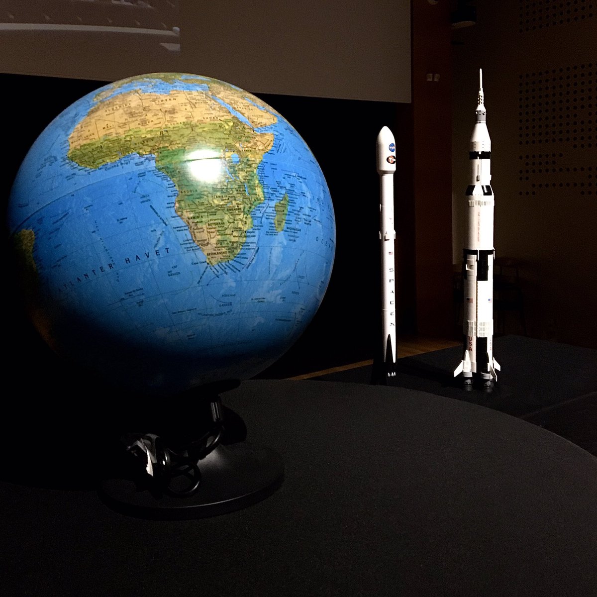 foredragAU's tweet photo. Vi er startet med et brag🚀 Hans Kjeldsen fra @AarhusUni tager os med ud i rummet til #foredraglive https://t.co/aMIPS0BCAB