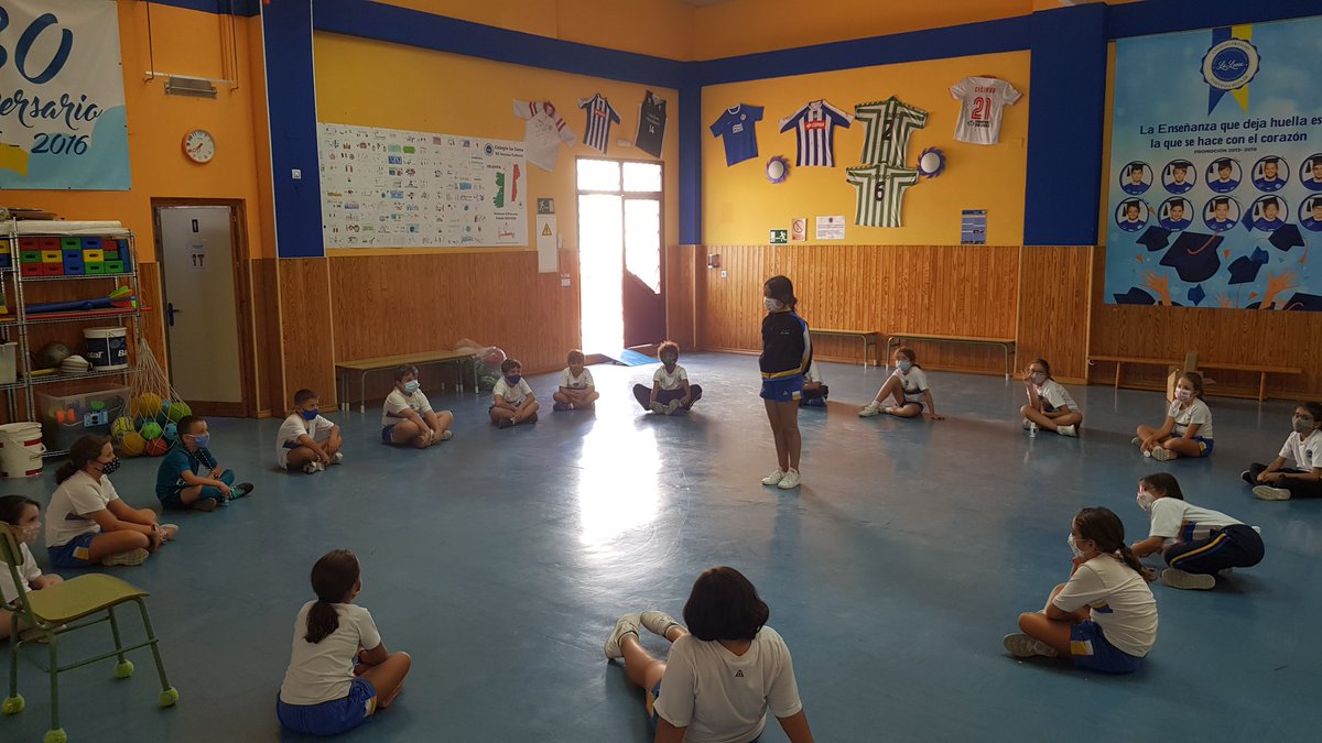 De vez en cuando es bueno cambiar el aula de trabajo, manteniendo el protocolo siempre! Esta vez ha tocado la asignatura de "Hablar en público"