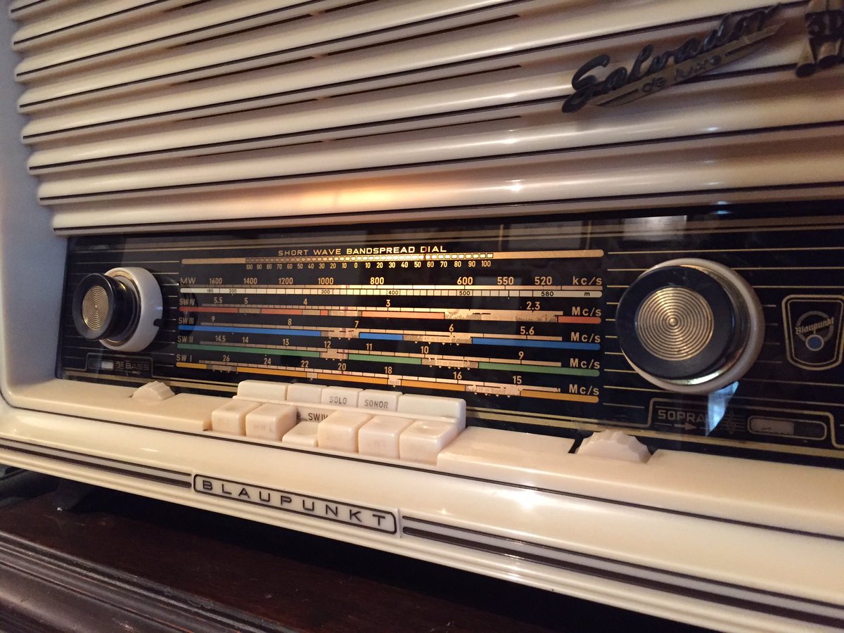 MuseoBiciPuebla's tweet photo. Durante el recorrido al #MuseodelaBicicletaPue puedes disfrutar de nuestra colección de #Radios #Radiolas y #Fonógrafos
Todos funcionan y algunos están listos para ser encendidos y sintonizar las señales radiofónicas.
En cada rincón del museo. Una historia que contar. #Radio https://t.co/S8s9V4l1g6