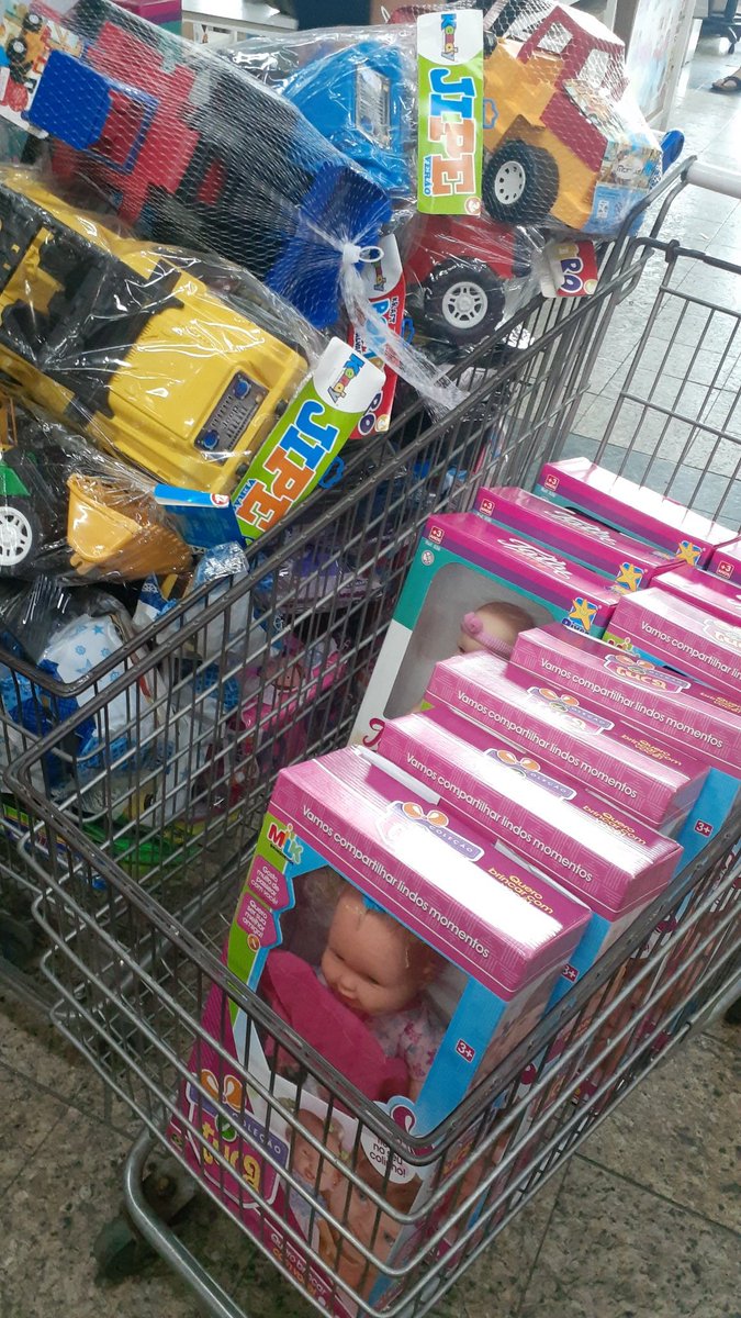 vulgodirato's tweet photo. Uma vez falei pra Deus na minha intimidade que quando ele me desse condições eu ia dar uma moral pras crianças carente da minha comunidade então Deus ta fazendo a parte dele chegou a hora de eu fazer a minha não é muito mais é de coração amo minha comunidade cpx v.normal 🐻q https://t.co/IR74YDx3EP