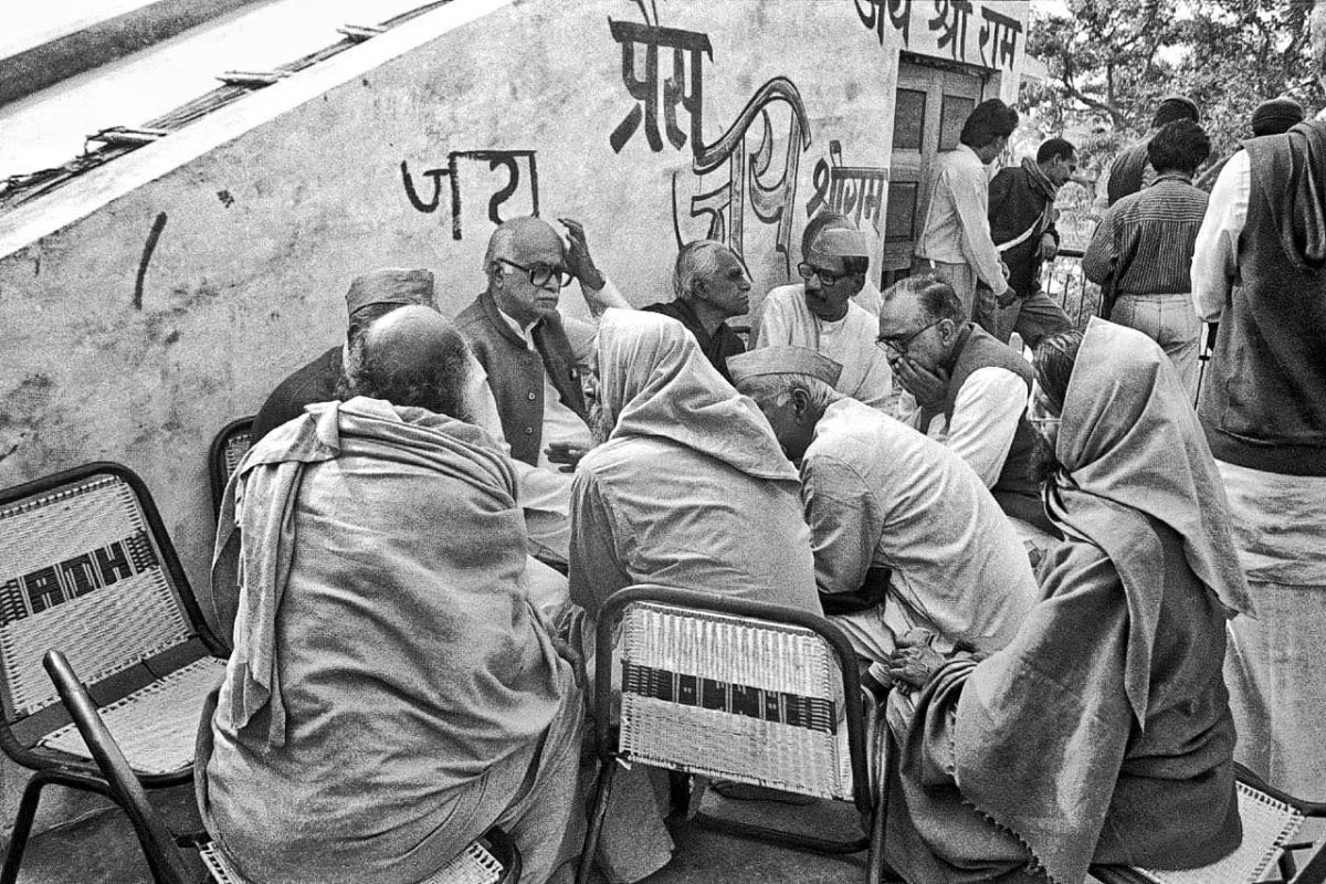 The morning of the demolition, BJP leader L.K. Advani meets leaders of the Ram Janmabhoomi movement