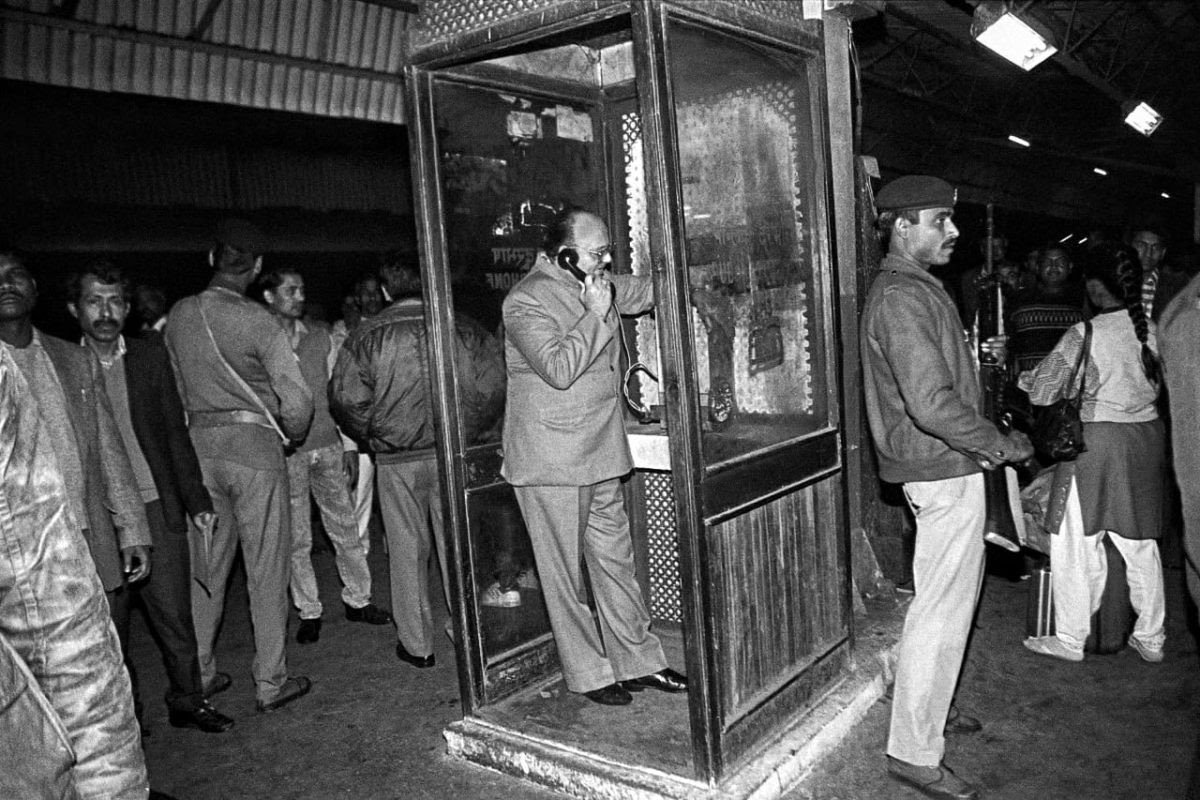 Then-Union HRD minister Arjun Singh calls then-PM P.V. Narasimha Rao from a phone booth at New Delhi railway station before leaving for Lucknow on 3 December 1992. He was headed there to monitor the situation in Ayodhya