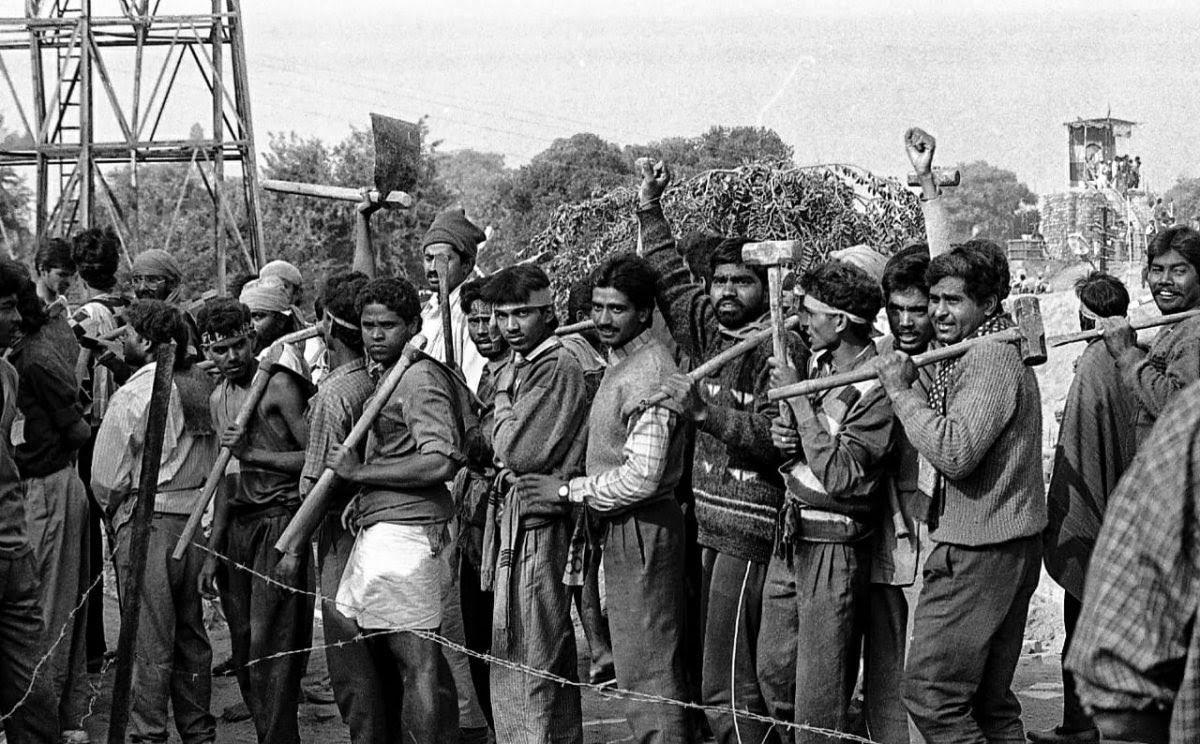 Kar sevaks queue up with hammers and pickaxes on 5 December 1992