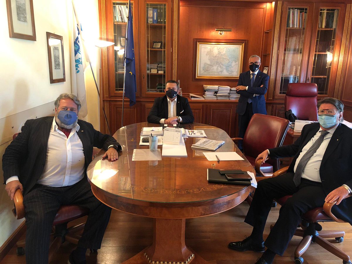 CCIAARIVLIG's tweet photo. @Confcommerciocn @ConfcommercioIm 
Importante incontro tra le Confcommercio della provincia di #Cuneo e di #Imperia #ENRICOLUPI 
https://t.co/3RojknPDVF https://t.co/1GoDiZDcjQ