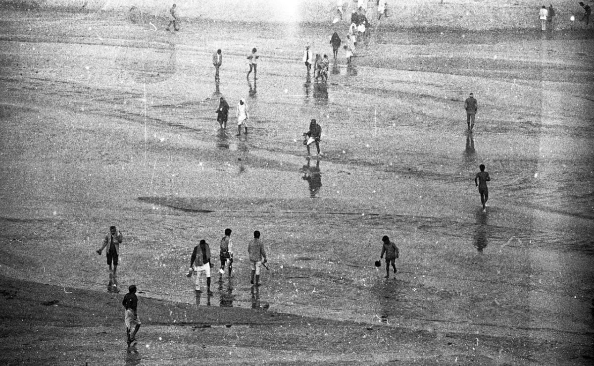 On 6 December, kar sevaks bring sand and water from the Sarayu River, for the symbolic kar seva allowed by the Supreme Court