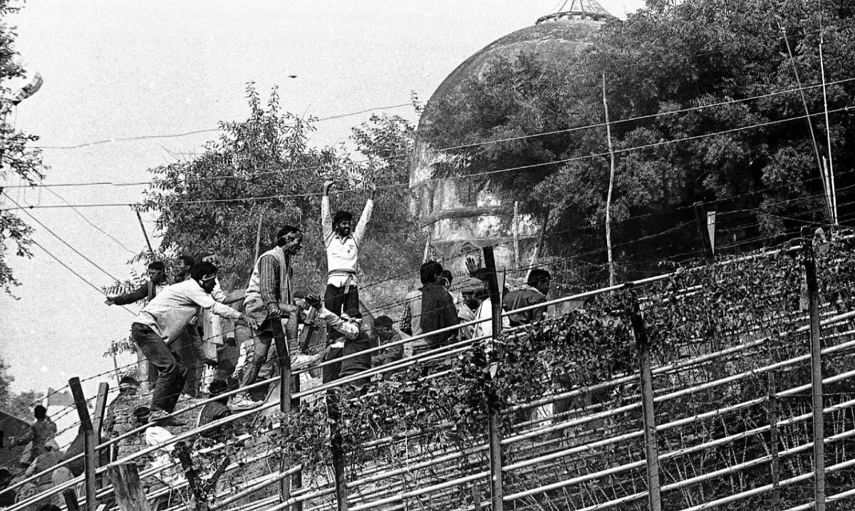 Kar sevaks demolishing the Babri Masjid