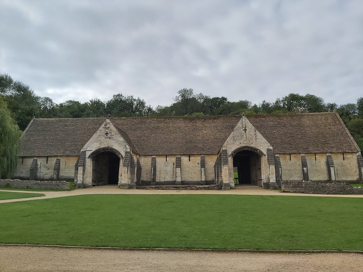 This thread was inspired by my visit to the magnificent medieval tithe barn in Bradford-upon-Avon in September. It is b i g and very lovely.I shared my 'tithe' facts with my dad at the time, but I don't think he was listening, so I resolved to inflict them on Twitter instead.