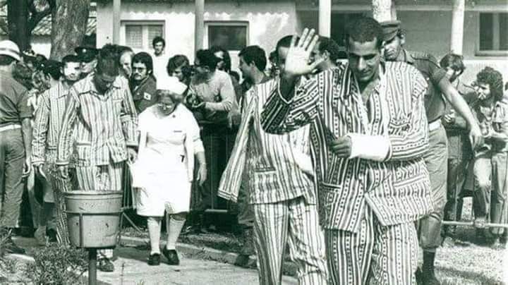 في مثل هذا اليوم عام 1973✋
إسرائيل قالت خط بارليف لايمكن تدميره إلا بقنبله نوويه 💣
 راحت مصر مسكت الخرطوم وقالت مفيش قوه تستعصي عليا💪
 وحطمنا خط بارليف وعبرنا القناه ولبسناهم البيچامات الكستور 😂😜 💦
#سحقناهم_في_اكتوبر