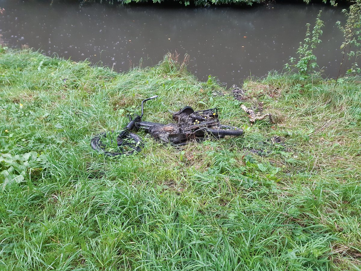 Hugosmits1's tweet photo. @gempurmerend jullie kunnen de sloot wel #schoonmaken maar ruim de bende dan ook op licht er bijna 2 weken #leegwaterpark #Purmerend #losloopgebied https://t.co/V4IRUvN3FV