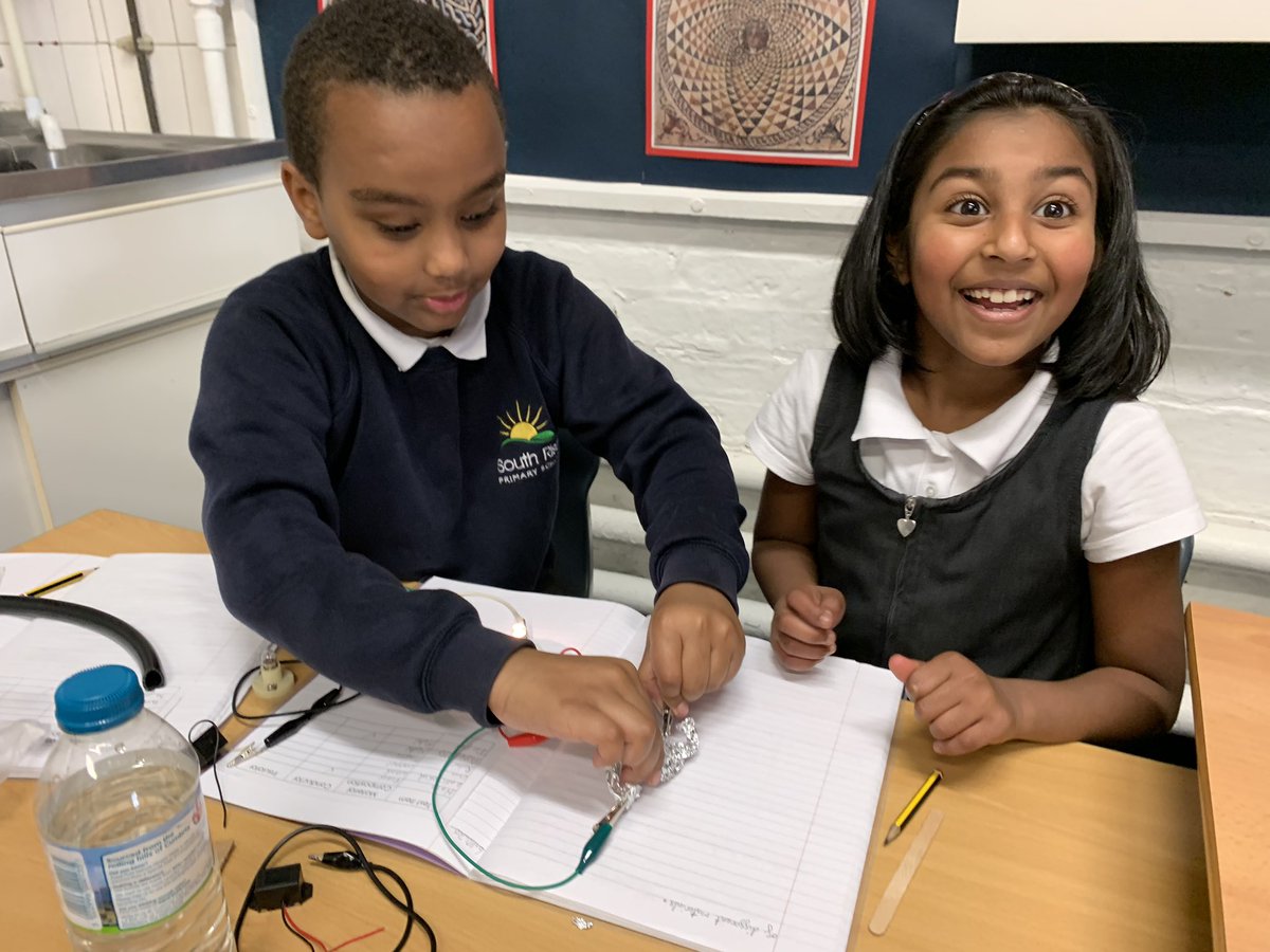 southriseschool's tweet image. Year 4 experimenting what different materials are conductors or insulators of electricity. Who managed to turn on the 💡? #southrisescience
