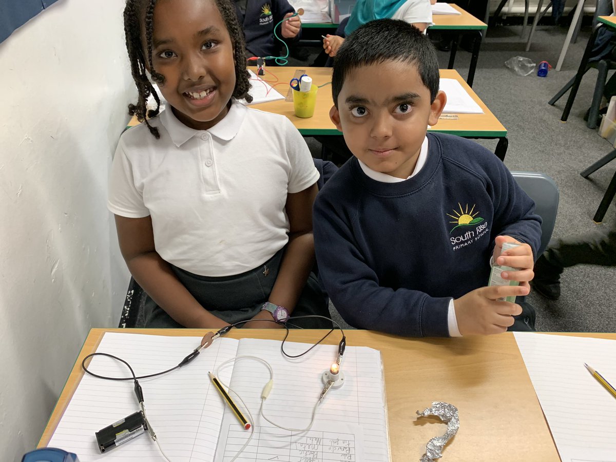 southriseschool's tweet image. Year 4 experimenting what different materials are conductors or insulators of electricity. Who managed to turn on the 💡? #southrisescience