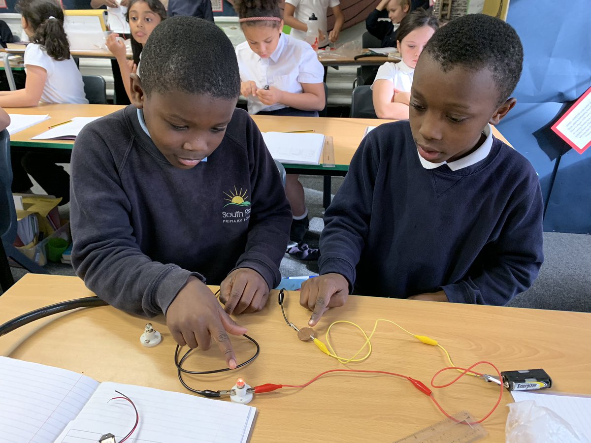 southriseschool's tweet image. Year 4 experimenting what different materials are conductors or insulators of electricity. Who managed to turn on the 💡? #southrisescience