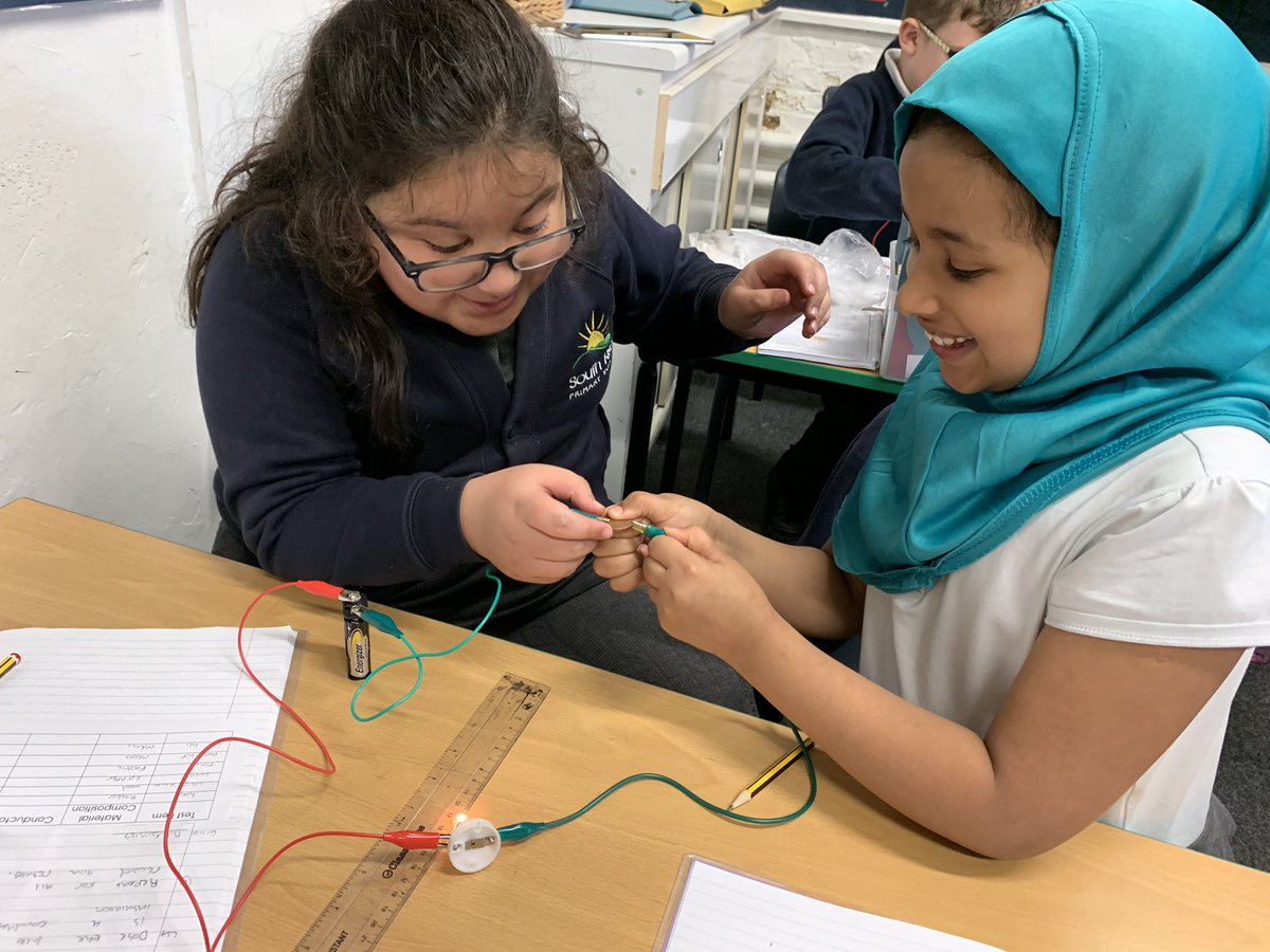 southriseschool's tweet image. Year 4 experimenting what different materials are conductors or insulators of electricity. Who managed to turn on the 💡? #southrisescience