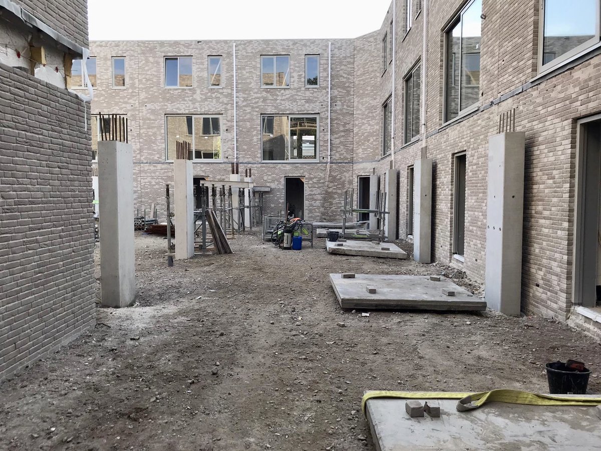 TheHudsonsRdam's tweet photo. Even om het hoekje kijken bij Blok 1 👀 De achterzijde van de woningen is al steiger vrij. En inmiddels is ook het dek geplaatst. Daarop komt de binnentuin.🏡 #tekoop #stadswoningen #rotterdamwest @ERAContour @bpd_nl @BospolderT @dakpark @WoneninRdam @Woonvisie @Ooms_Makelaars https://t.co/fyeYWPDKXM