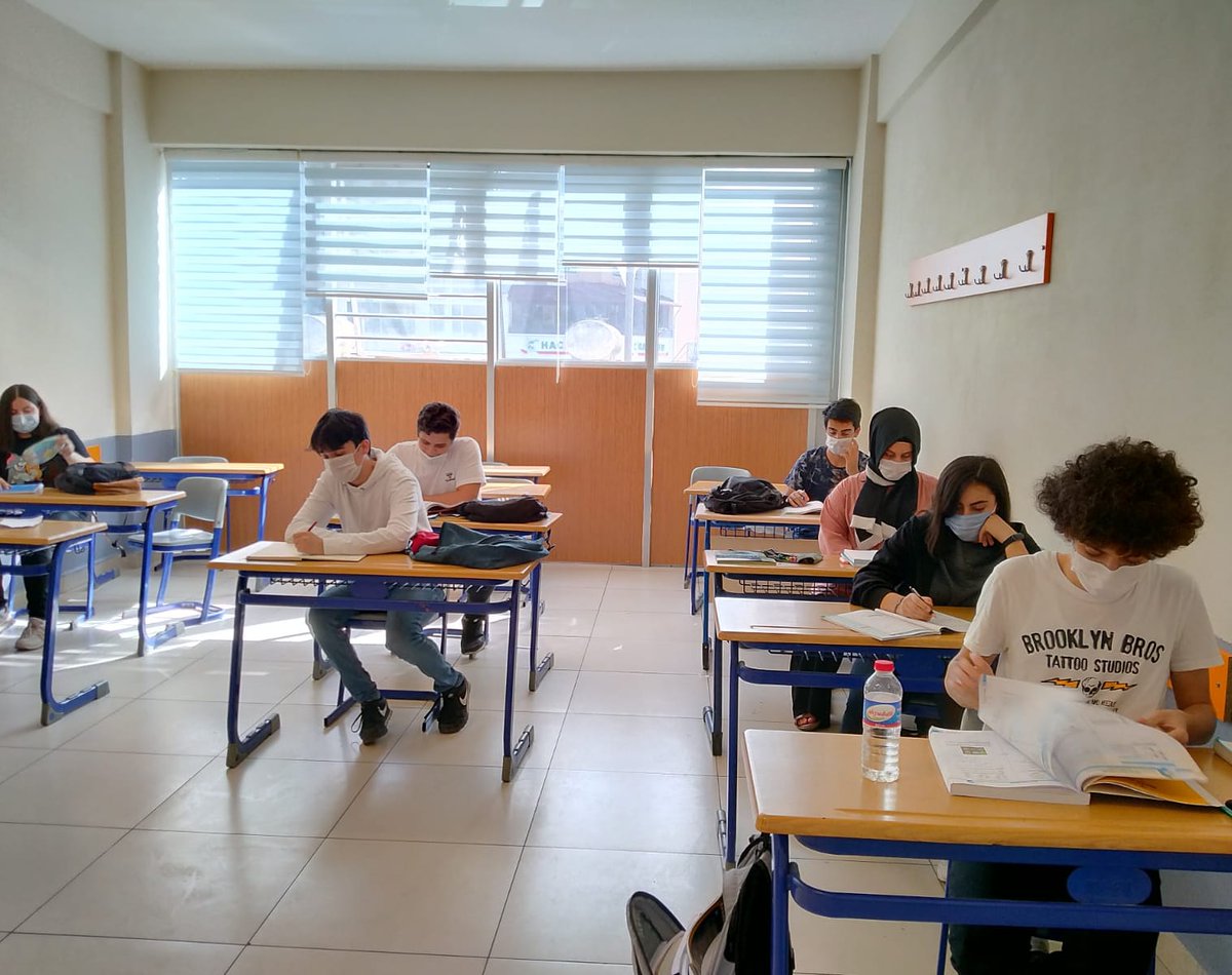 Derslerimiz; sosyal mesafe ve hijyen kurallarına uygun olarak yüzyüze eğitimle devam ediyor...
#üniversitehazırlık 
#tyt
#ayt
#lgshazırlıkkursu