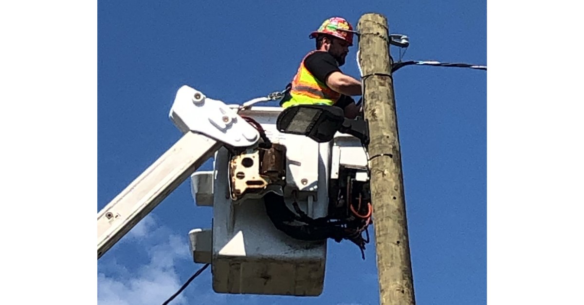 TheHylanGroup's tweet photo. Our apprentice Matt Savignano is installing temp triplex cables for park receptacles in the new Kosciusko Bridge Park in #Brooklyn, #NY. #WatchUsBuild
https://t.co/4YfpJ5oP2A https://t.co/i51PMpZa9G