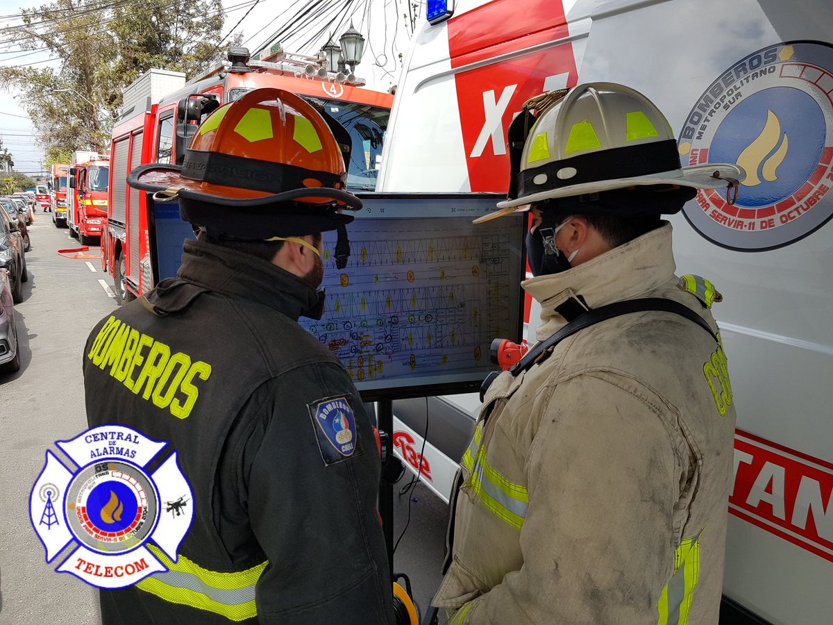 Nos encontramos trabajando con Carro X1, estableciendo Puesto de Comando y visualización de planos en llamado estructural en subterráneo en la intersecciones de Carvajal esquina Paulina #LaCisterna <a href="/Bomberos_MetSur/">Bomberos Metropolitano Sur</a>