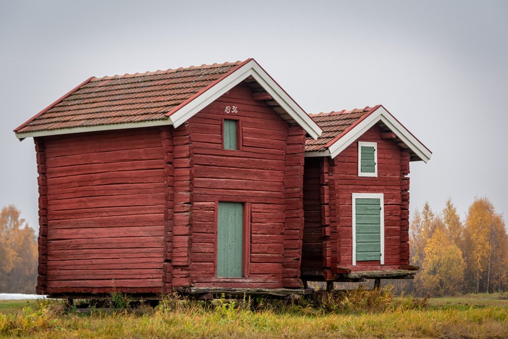 Kaksi vanhaa kaverusta. Jo vuodesta 1836.
#punamulta #kaksivanhaa  #maamerkki #pello #travelpello #tornionlaakso #lappi