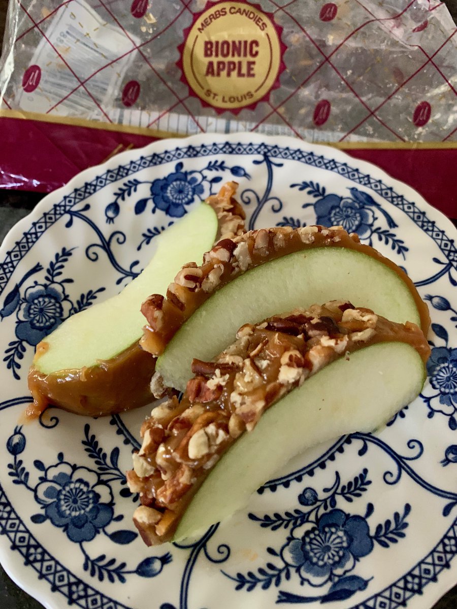 MaddieDames's tweet photo. Current situation - Three slices of a #Merbs #BionicApple for "medicinal purposes", of course. This counts as lunch and I am feeling empowered already. 💪
#StLouis #STL #AppleExtraordinaire #FallSTL
@annguin https://t.co/G0e0Ny1XYm