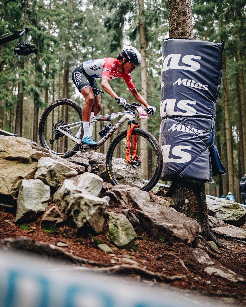 Kalaswear_es's tweet photo. 🌴La Copa del Mundo de XCO tuvo este fin de semana acento caribeño. Ceylin Alvarado subió a lo más alto del podio luciendo los colores de moda en Kalas, el azul, el rojo y el blanco de Holanda 🇳🇱.
#MyKalas #RideOnStandOut #ProfessionalTested #XCO https://t.co/e4Owtmc85l