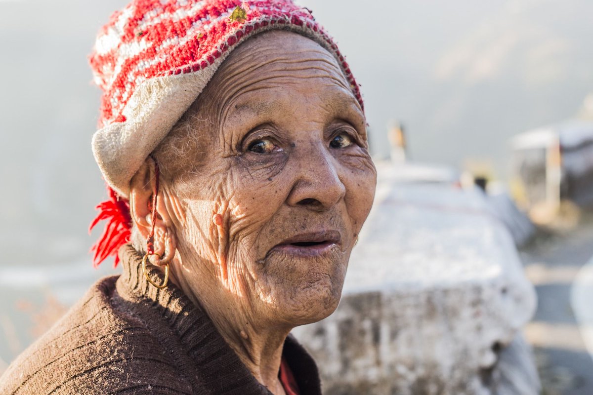 Деревянная статуэтка будды. Нефритовая статуя. Русский продукт кофейный напиток старая мельница. Старая натуралка. Статуэтка будда.