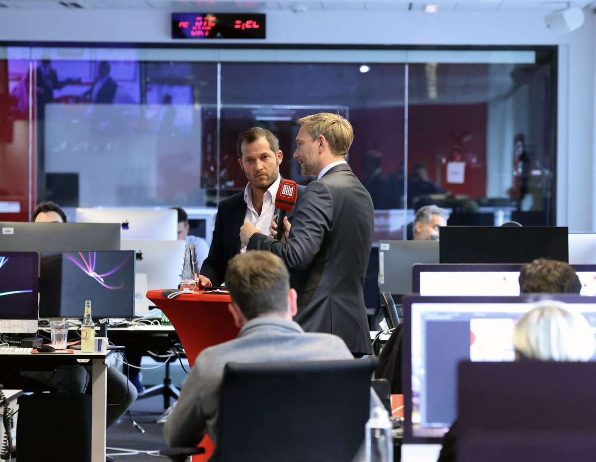 Jede Woche lädt BILD verschiedenste Persönlichkeiten zur BILD-Kritik ein – vom Politiker bis zur Weltmeisterin. Ziel: zuhören und erfahren, was wir anders, was wir besser machen können. Heute war FDP-Chef <a href="/c_lindner/">Christian Lindner</a> bei uns, mit Lob und auch mit Tadel. Wie immer: off the record.