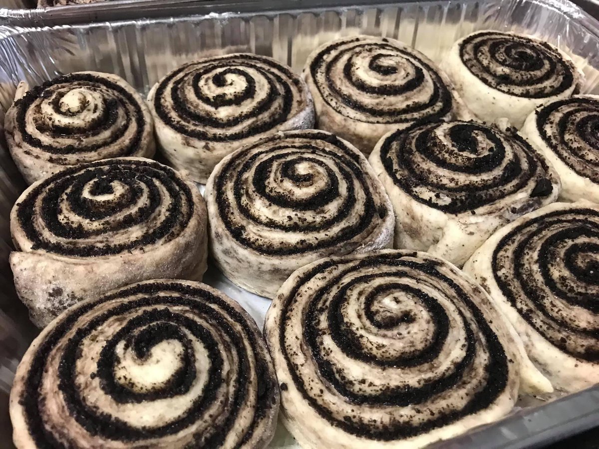 COOKIES AND CREAM CINNAMON ROLLS 