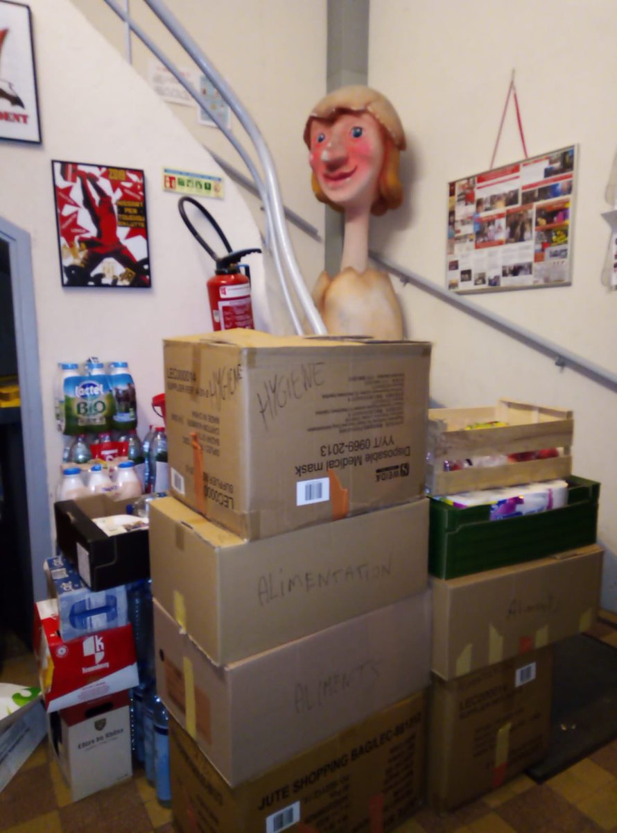 Encore une belle collecte de denrées aujourd’hui. On a même triplé. Un grand merci à tous. ! Plus de vêtements ! Pas besoin. Denrées sèches et eau. Merci