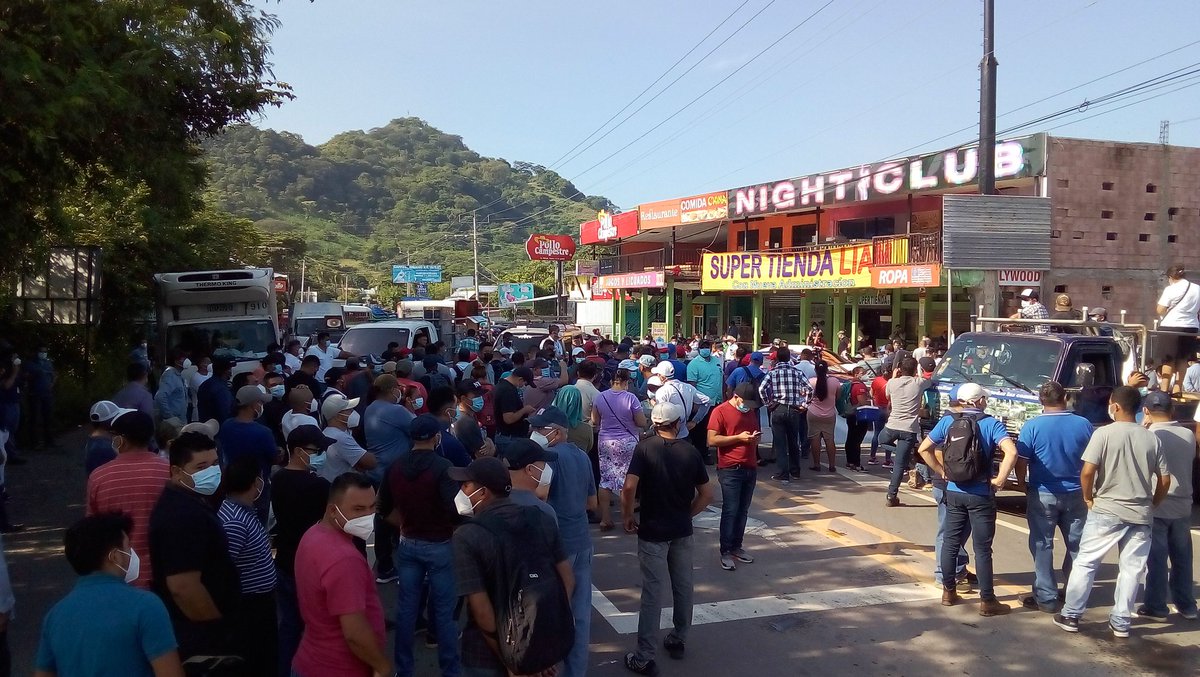 bened_castillo's tweet photo. #Morazan Alcaldes y empleados municipales cerraron por 2 hora y 30 minutos ambas vías de la Carretera Ruta Militar, en la zona del kilómetro 18, en protesta por la falta del fondo FODES. https://t.co/AAzx6nXSv8