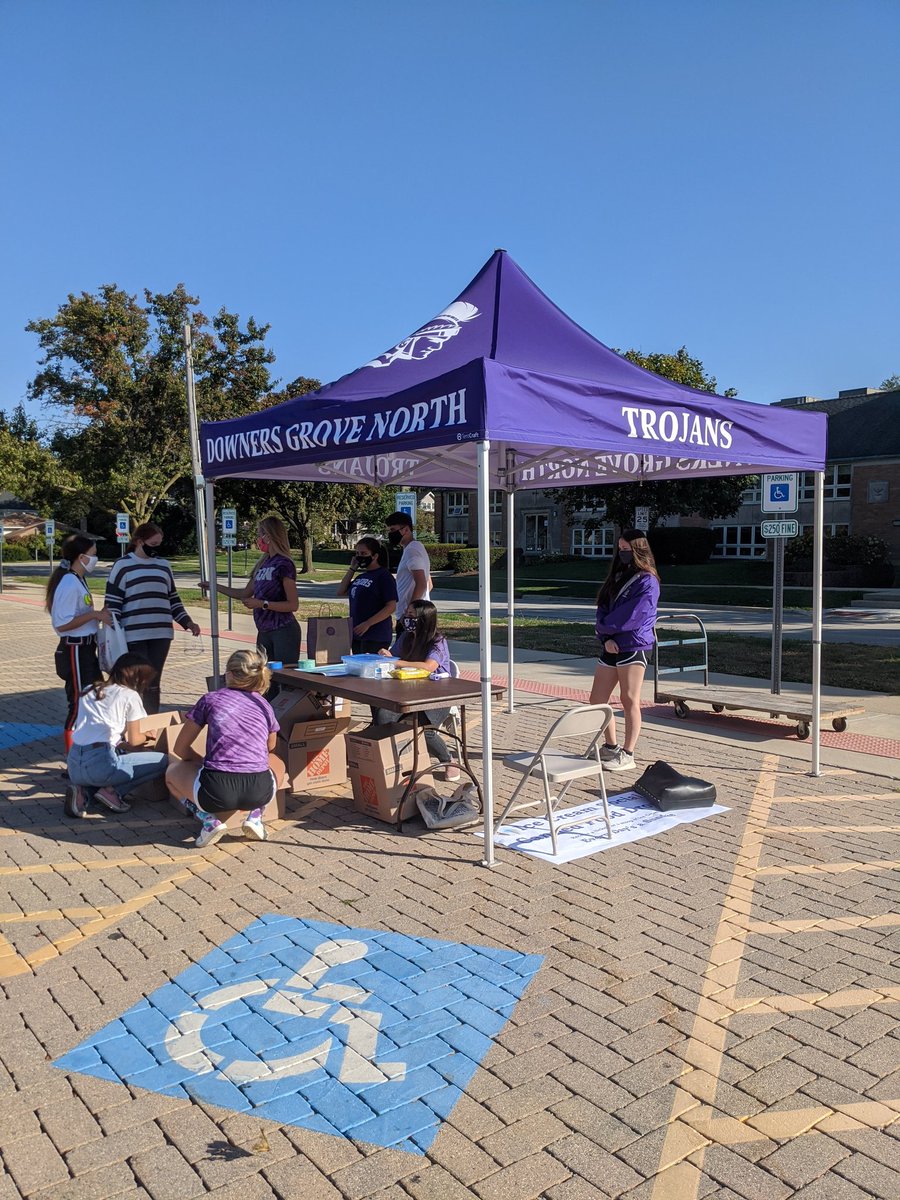 Ice Cream Social happening right now at main street parking lot until 5 pm! Bring a canned good and get a free scoop of ice cream from Everyday's a Sundae! #wearedgn <a href="/DGNStuCo/">DGN Student Council</a> <a href="/DGNActivities/">DGN Activities</a> <a href="/DGNorthSS/">DGNSocialStudies</a>