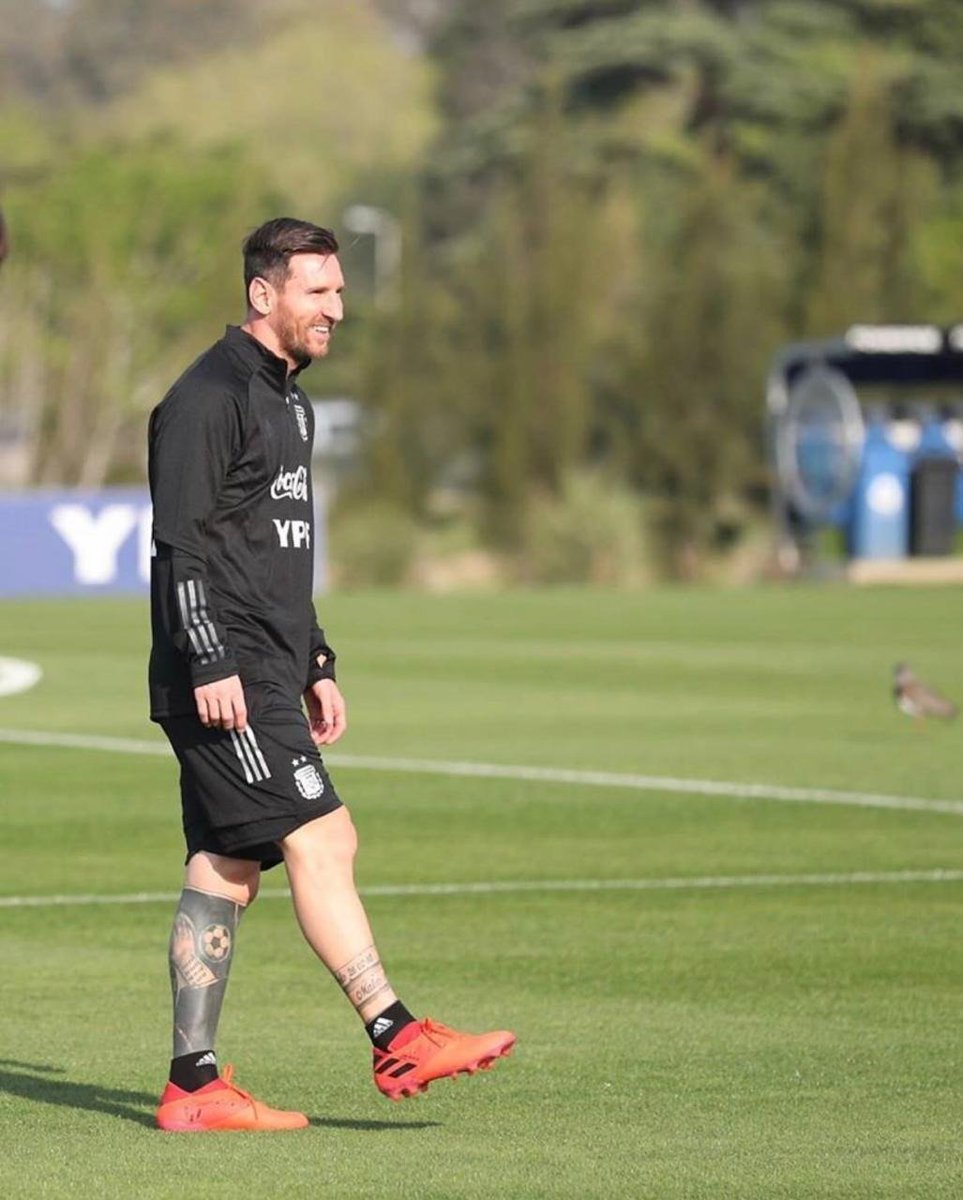 TyCSports's tweet photo. Yo: 😞

*Foto de Leo contento en la Selección*

Yo: 😀 https://t.co/dEB0aUdcVI