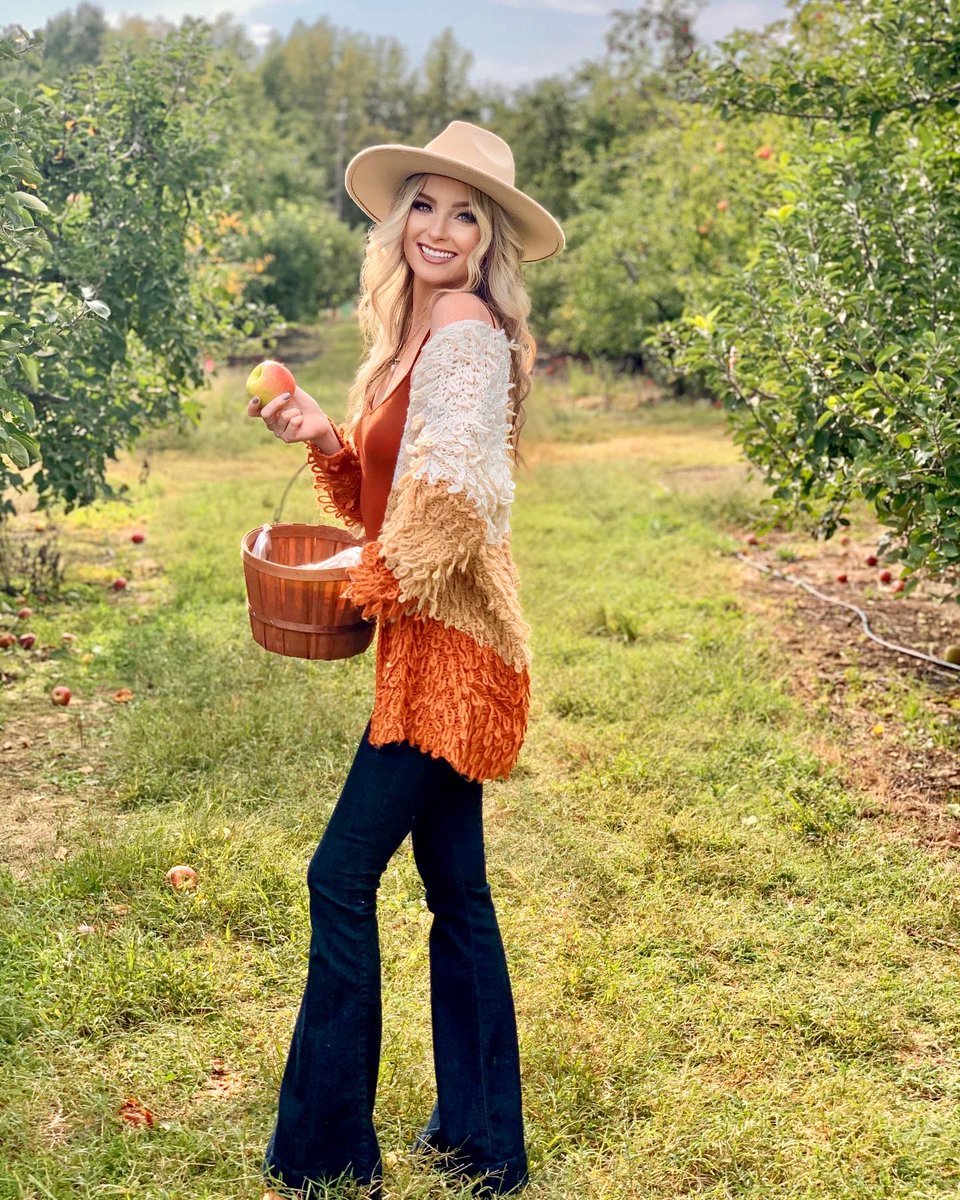 This cardigan is one of the cutest (and coziest) picks this season. 🍁 🍂📸: elegance_inthecarolinas Shop Our Look Book Styles: bit.ly/2OQW6sC
