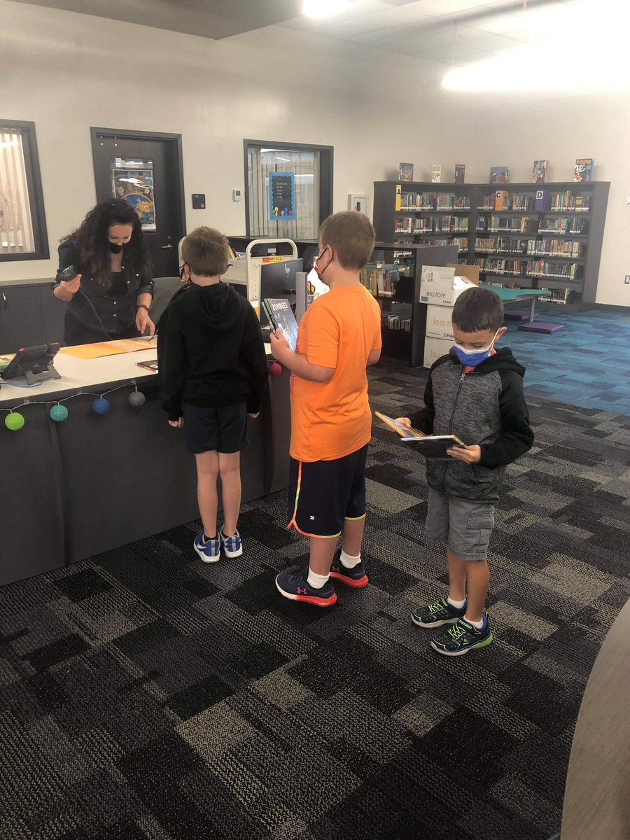 LibraryTera's tweet image. Grand opening of in-person checkout at the Belmont library! I’ve been doing book delivery to the classes for weeks and these 2nd graders were so excited to come in and do touchless check-out in our beautiful library! #hubofschool @hubofschool  @BelmontElement2