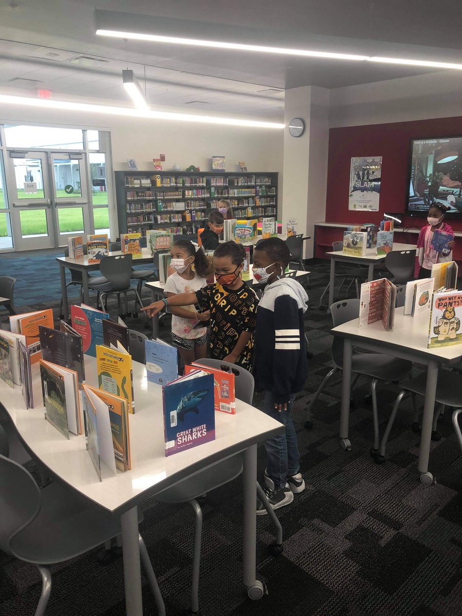LibraryTera's tweet image. Grand opening of in-person checkout at the Belmont library! I’ve been doing book delivery to the classes for weeks and these 2nd graders were so excited to come in and do touchless check-out in our beautiful library! #hubofschool @hubofschool  @BelmontElement2