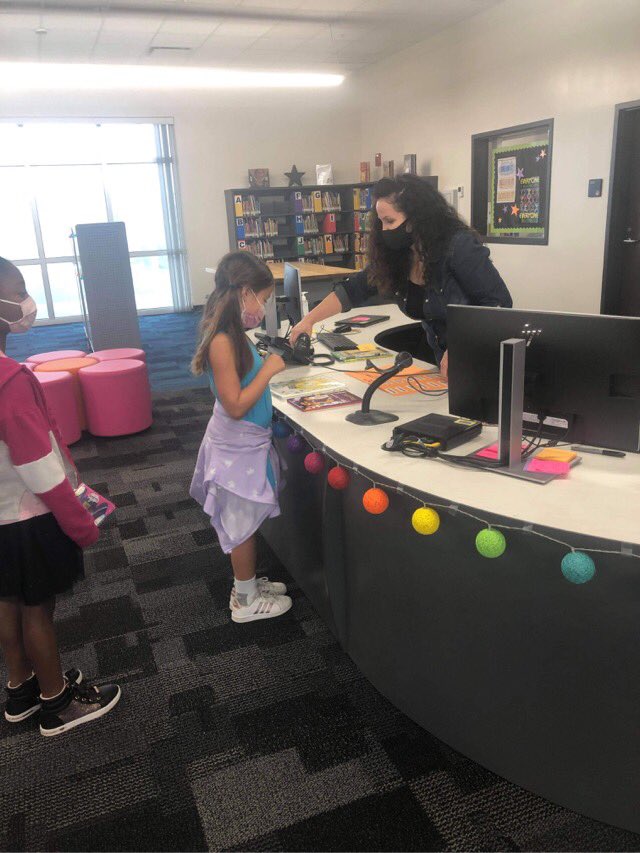 LibraryTera's tweet image. Grand opening of in-person checkout at the Belmont library! I’ve been doing book delivery to the classes for weeks and these 2nd graders were so excited to come in and do touchless check-out in our beautiful library! #hubofschool @hubofschool  @BelmontElement2