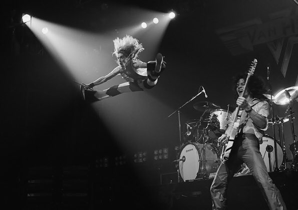 HardrockElement's tweet photo. Lamentamos la partida de un grande, el que pegaría el primer golpe de virtuosismo y expresión! #restinpeace #legend  #eddievanhalen https://t.co/UmCP4uTcmi