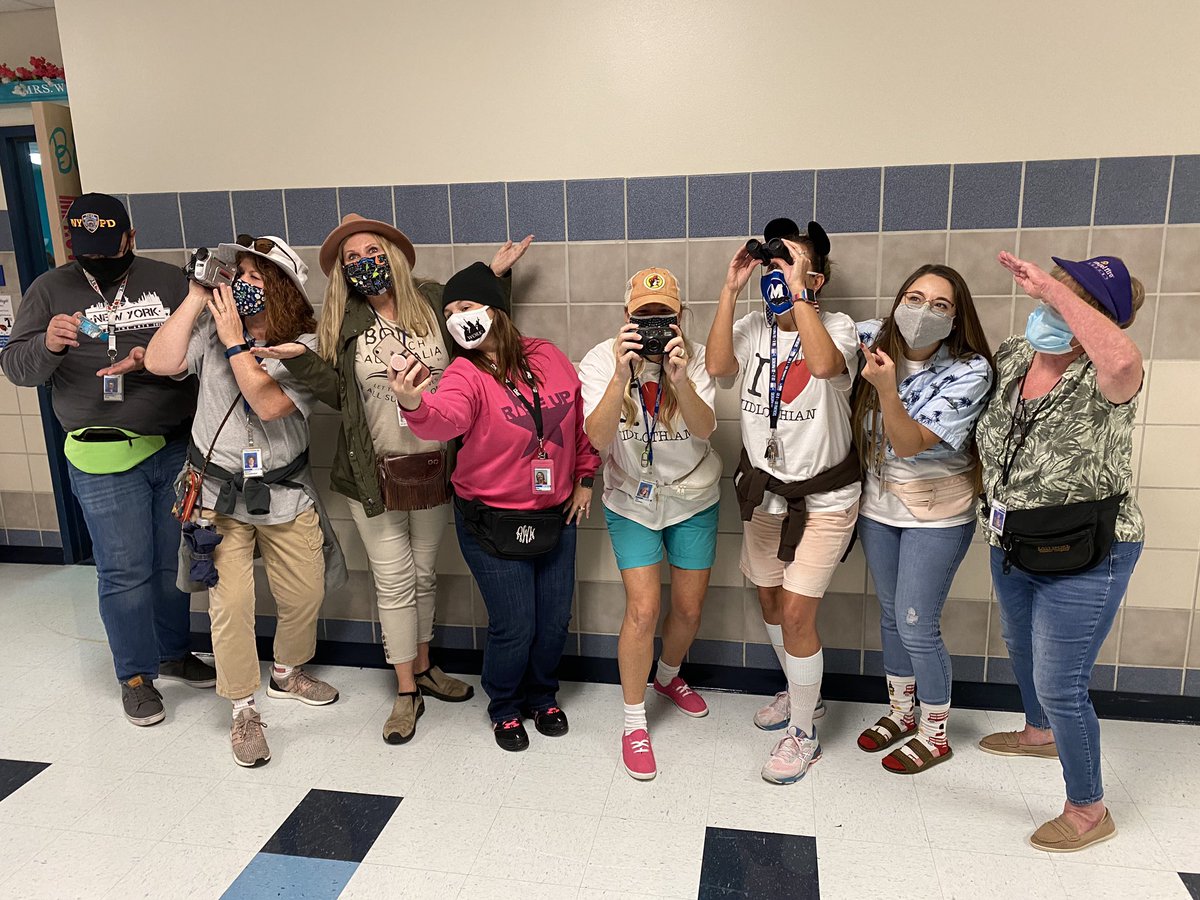 Wrights_room's tweet photo. How cute are we?!! #hoco2020 #roadtrip #tourists #misdproud to be a @MHSPanthers #go2gopanthers https://t.co/Frl14R9IqW