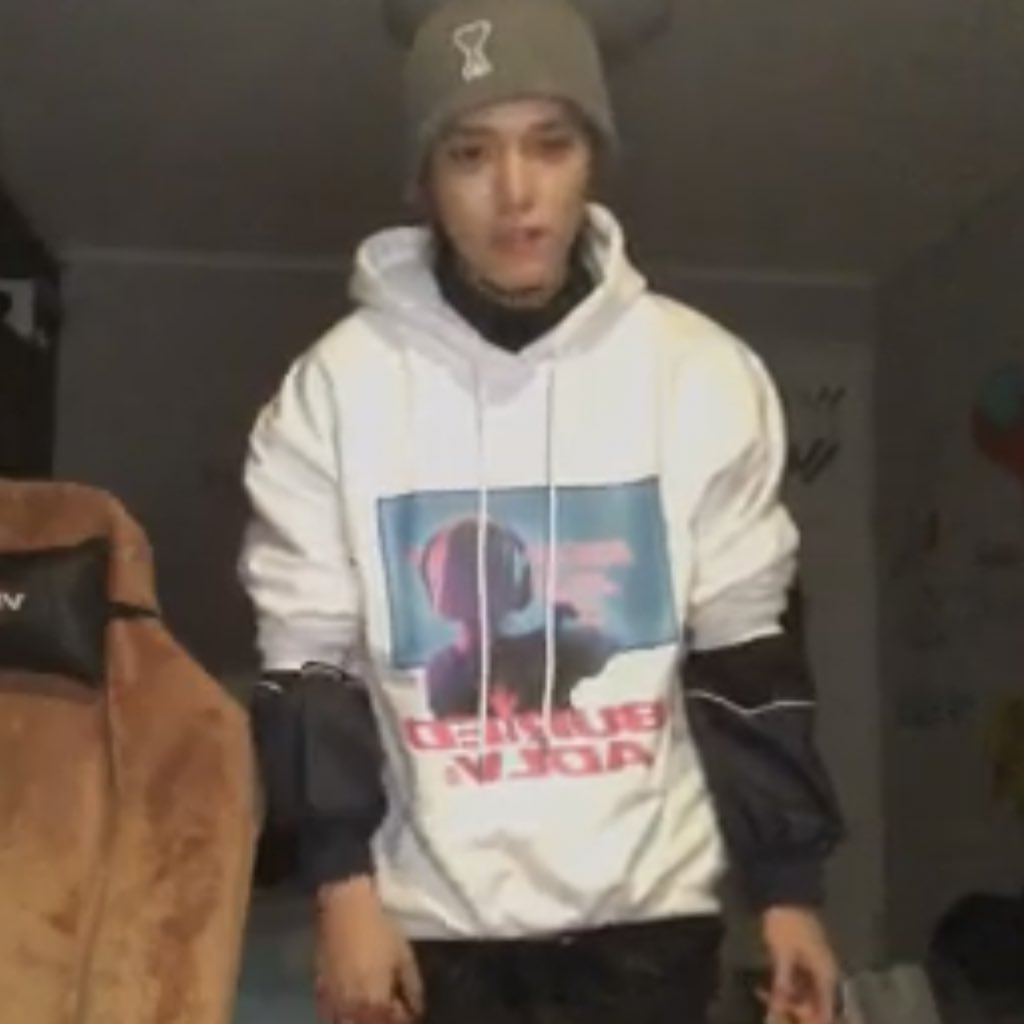 Lol this isn't a case of the shared SME wardrobe as much as it is Baekhyun literally giving Taeyong the hoodie off his back Taeyong and Baekhyun
