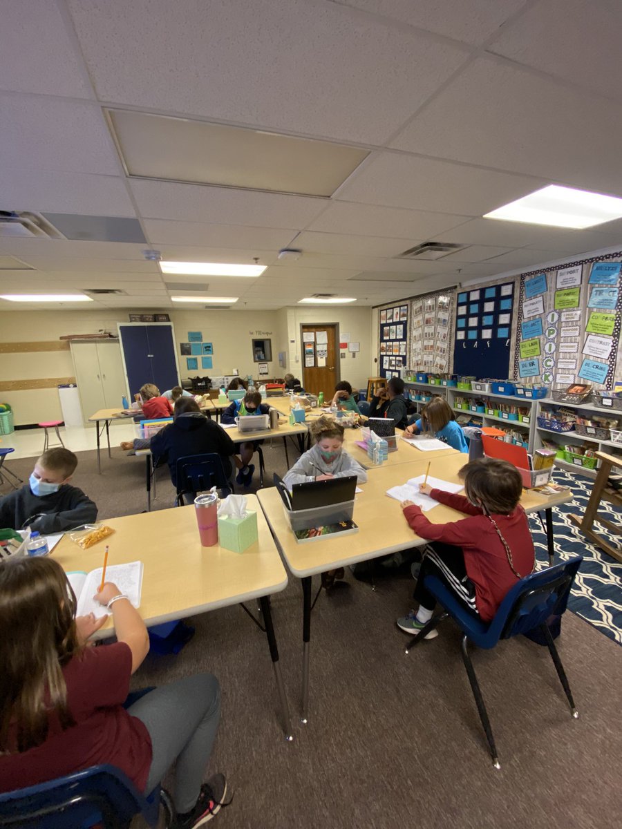 MrsHenderson73's tweet image. When they want more time to #flashdraft 😭👏🏻 my teacher heart is so happy ❤️#lucycalkins #narrativeunit #smallmomentstory @bakerelembears