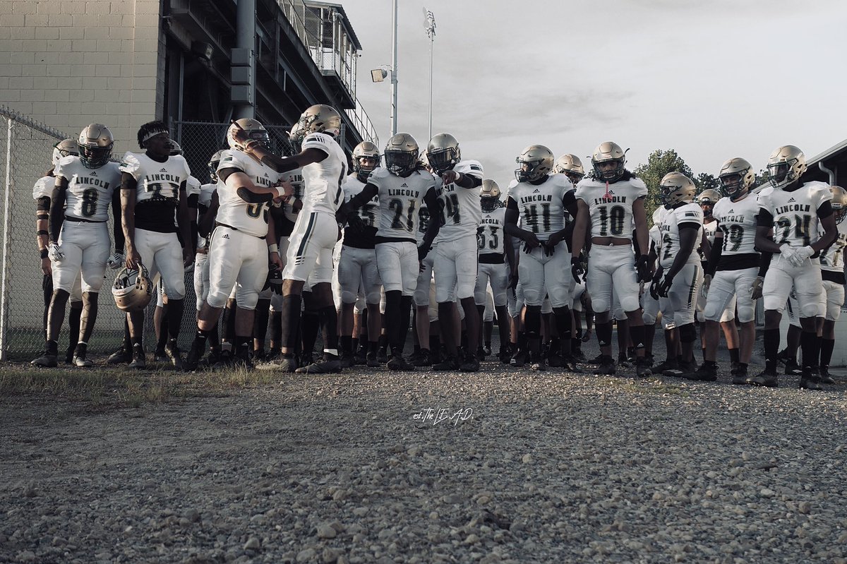 Linc_TrojansFB's tweet photo. Brotherhood. 

#TrojanPride ⚔️ https://t.co/UEVD7gShq1